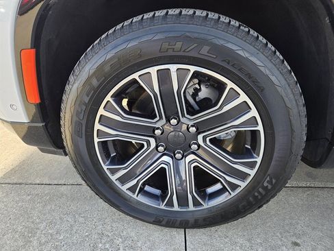 Used 2024 Jeep Wagoneer L Series II image 9