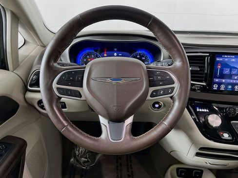 Used 2019 Chrysler Pacifica Touring-L w/ Advanced Safetytec Group image 11
