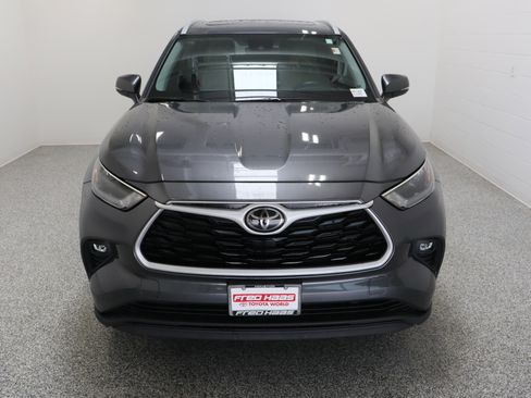 Used 2022 Toyota Highlander XLE AWD/4WD image 3