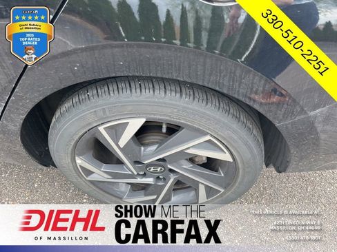 Used 2024 Hyundai Elantra Limited image 12