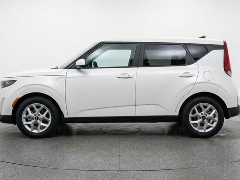 Used 2025 Kia Soul LX w/ LX Technology Package FWD image 5