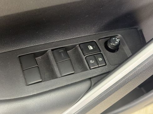 Used 2025 Toyota Corolla Cross LE FWD image 14