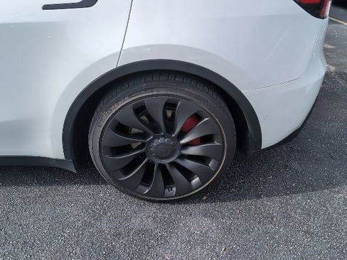 Used 2022 Tesla Model Y Performance image 7