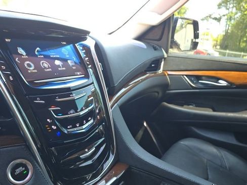 Used 2019 Cadillac Escalade Luxury AWD/4WD image 29