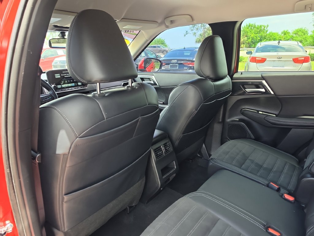 Used 2024 Mitsubishi Outlander SE Black Edition FWD image 12