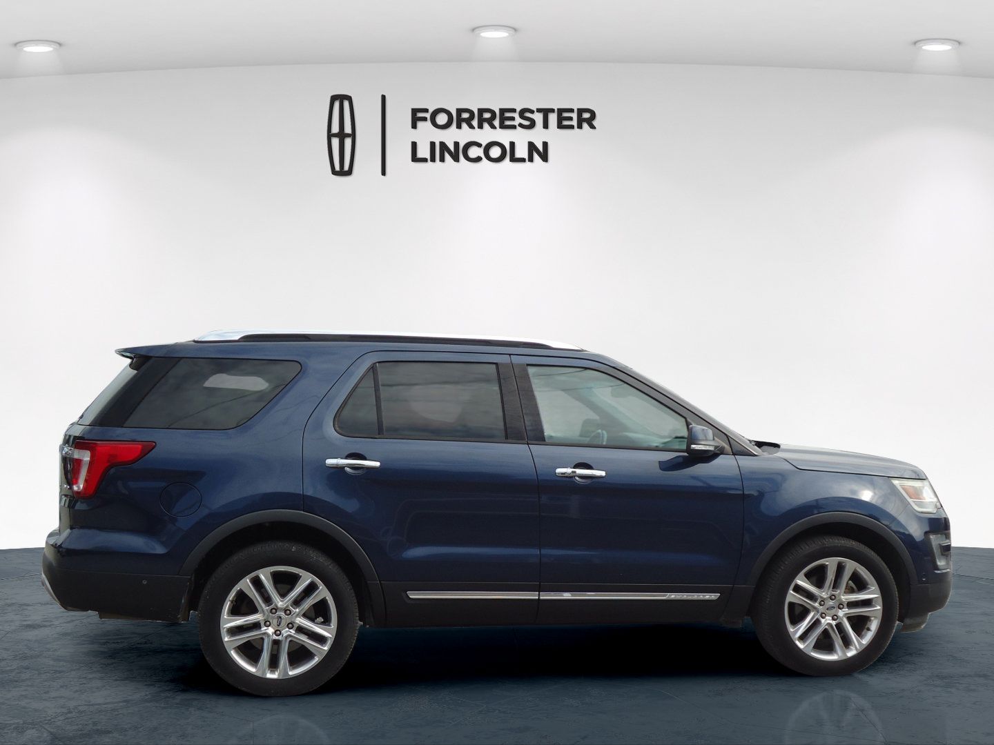Used 2017 Ford Explorer Limited w/ Equipment Group 301A AWD/4WD image 2