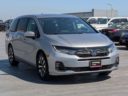Used 2025 Honda Odyssey EX-L image 3