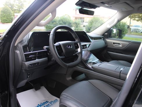 Used 2025 INFINITI QX80 Pure w/ Cargo Package image 3