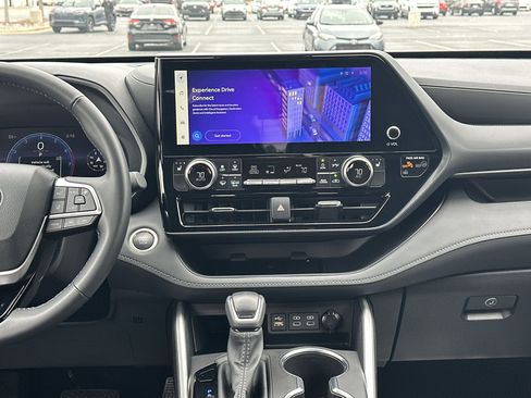 Certified 2025 Toyota Highlander XSE image 30
