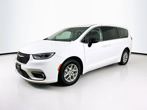 Used 2024 Chrysler Pacifica Touring-L FWD image 3