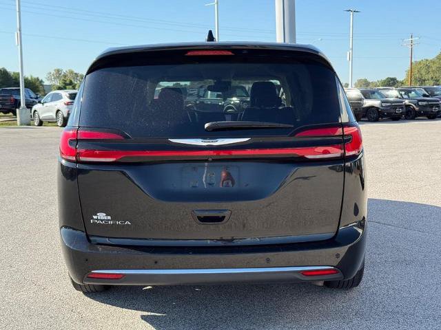 Used 2023 Chrysler Pacifica Touring-L FWD image 4