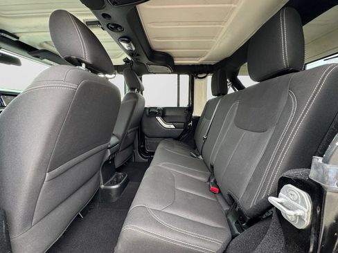 Used 2017 Jeep Wrangler Unlimited Rubicon w/ Connectivity Group AWD/4WD image 11