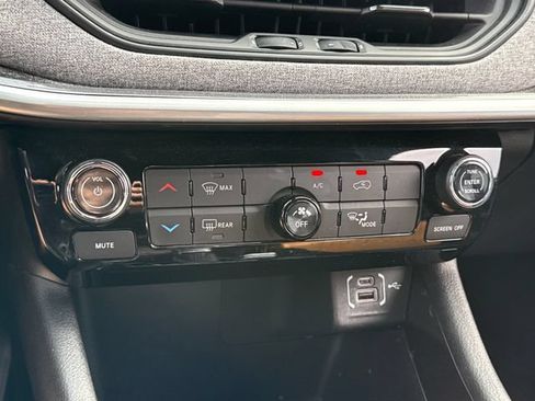 Used 2025 Jeep Compass Latitude AWD/4WD image 33