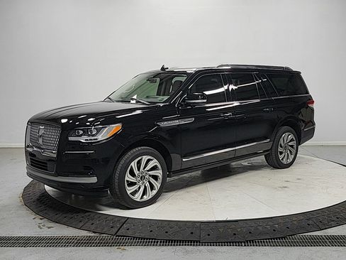 Used 2023 Lincoln Navigator L Reserve AWD/4WD image 3