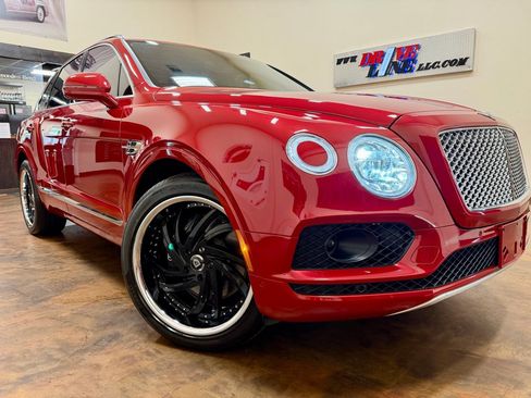 Used 2017 Bentley Bentayga AWD/4WD image 78
