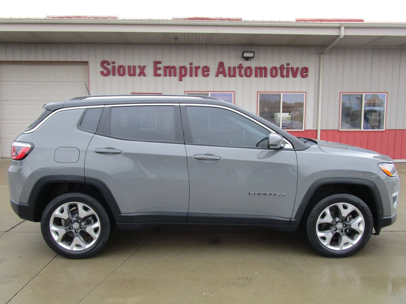 Used 2019 Jeep Compass Limited AWD/4WD image 2