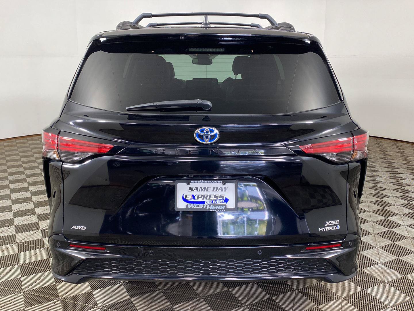 Used 2024 Toyota Sienna XSE w/ XSE Plus Package AWD/4WD image 5