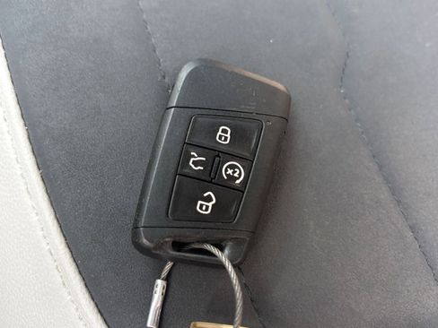 Used 2025 Volkswagen Taos SE image 31