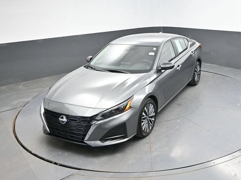 Used 2025 Nissan Altima 2.5 SV FWD image 27