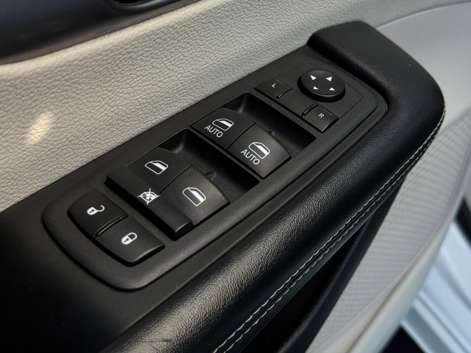 Used 2022 Chrysler Pacifica Touring-L FWD image 13