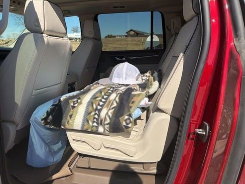Used 2022 GMC Yukon XL Denali w/ Denali Premium Package AWD/4WD image 14