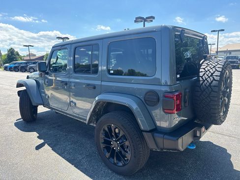 Used 2024 Jeep Wrangler Unlimited Sahara AWD/4WD image 11