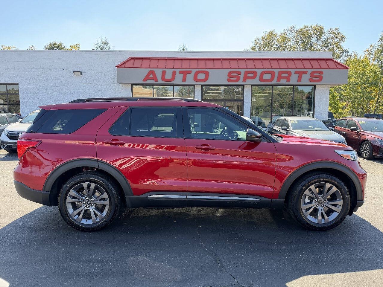 Used 2023 Ford Explorer XLT RWD image 4