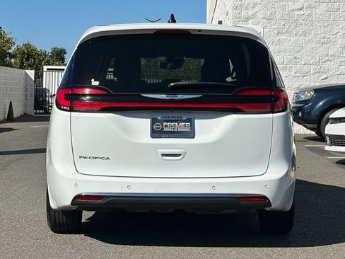 Used 2023 Chrysler Pacifica Touring-L FWD image 5