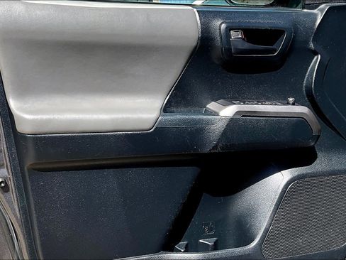 Used 2016 Toyota Tacoma SR5 w/ Towing Package image 22