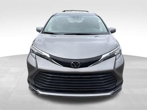 Used 2026 Toyota Sienna LE FWD image 8