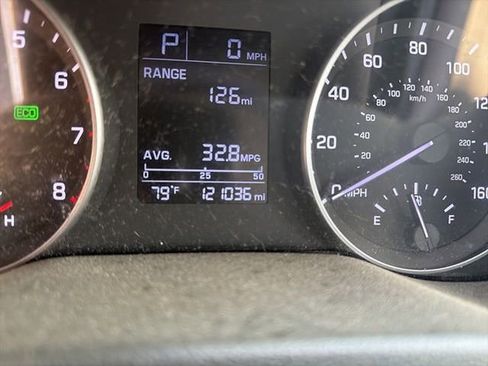 Used 2017 Hyundai Elantra SE image 5