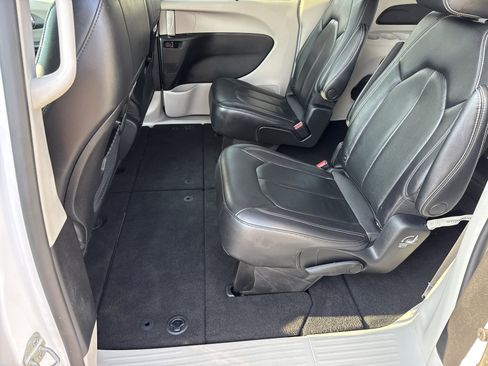 Used 2022 Chrysler Pacifica Touring-L image 24