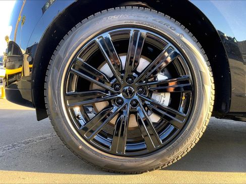 New 2026 Land Rover Range Rover SE image 17