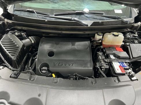 Used 2023 Chevrolet Traverse LT FWD image 25
