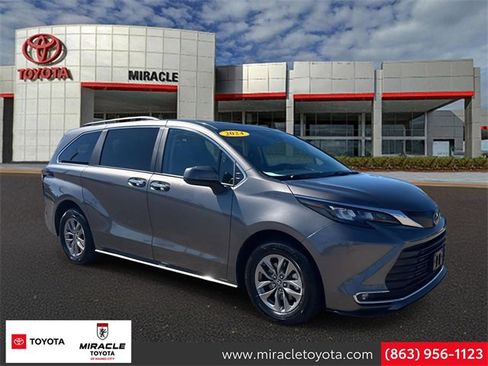 Used 2024 Toyota Sienna XLE image 1