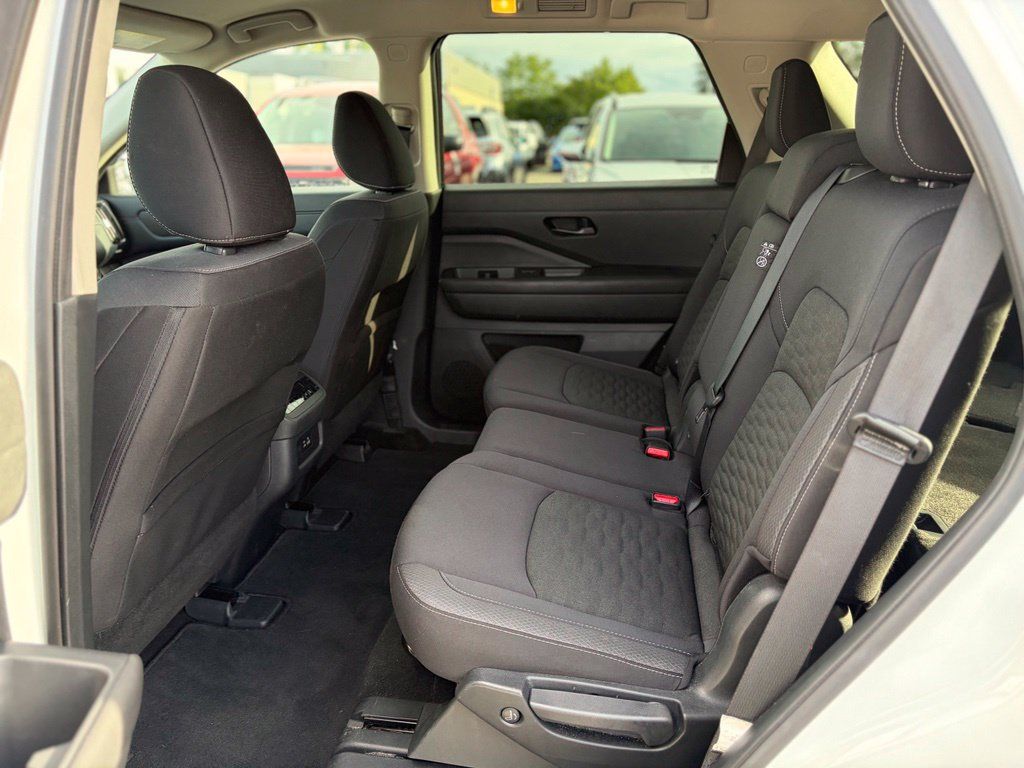 Used 2025 Nissan Pathfinder SV AWD/4WD image 13
