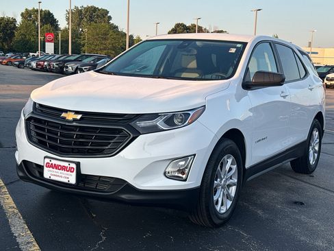 Used 2020 Chevrolet Equinox LS w/ LS Convenience Package FWD image 2