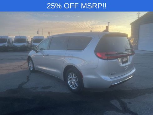 New 2026 Chrysler Pacifica Select image 4