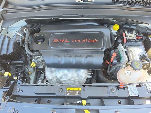 Used 2017 Jeep Renegade Altitude FWD image 21