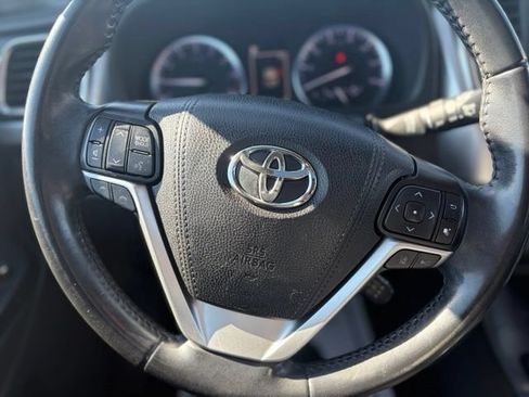Used 2019 Toyota Highlander XLE AWD/4WD image 19