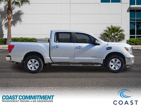 Used 2017 Nissan Titan SV image 5