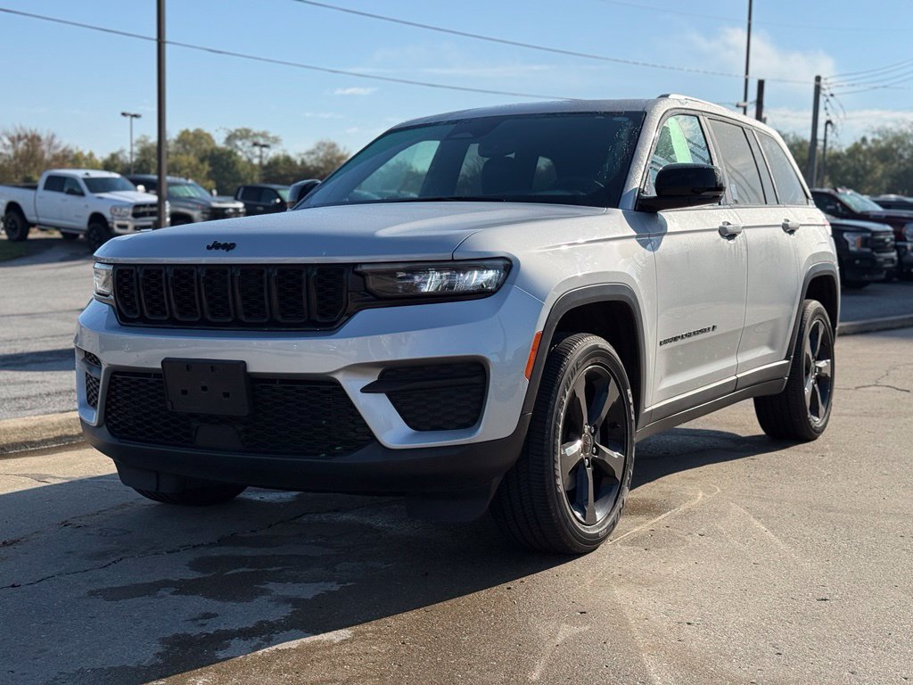 Used 2023 Jeep Grand Cherokee Altitude AWD/4WD image 2