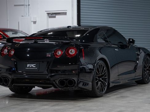 Used 2021 Nissan GT-R Premium AWD/4WD image 15