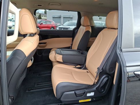 Used 2022 Kia Carnival EX image 11