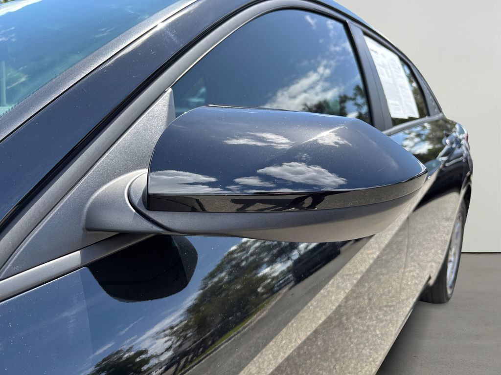 Used 2025 Hyundai Elantra SE FWD image 11