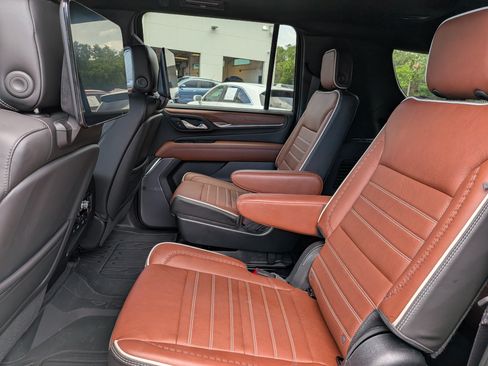 Used 2023 GMC Yukon XL Denali Ultimate w/ LPO, Floor Liner Package AWD/4WD image 17