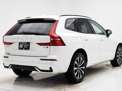 Used 2025 Volvo XC60 B5 Core image 9