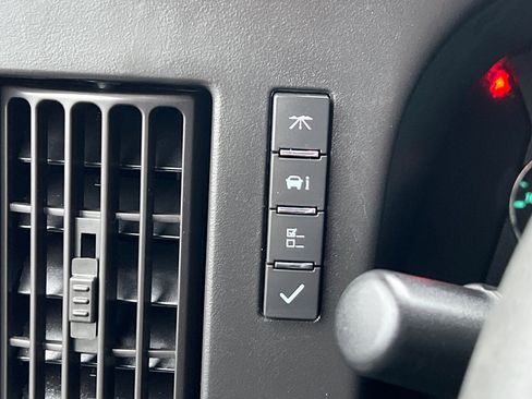 Used 2017 Chevrolet Express 4500 Extended image 23