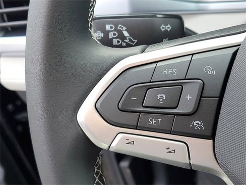 New 2026 Volkswagen Taos SE image 24