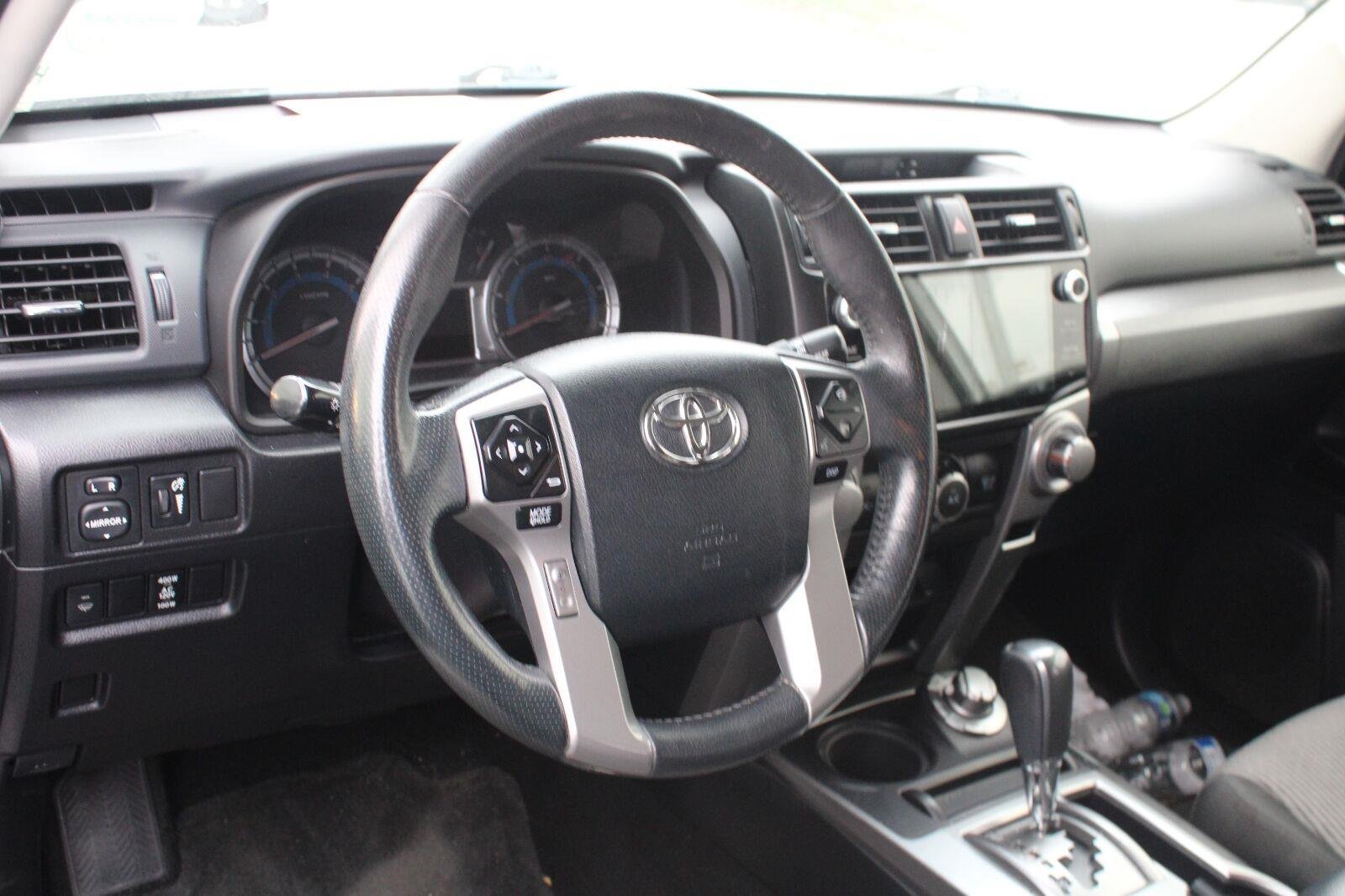 Used 2017 Toyota 4Runner SR5 AWD/4WD image 9